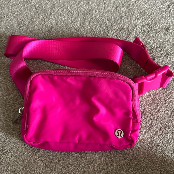 Lululemon everywhere 1 L belt bag sonic pink - Picture 3 of 8